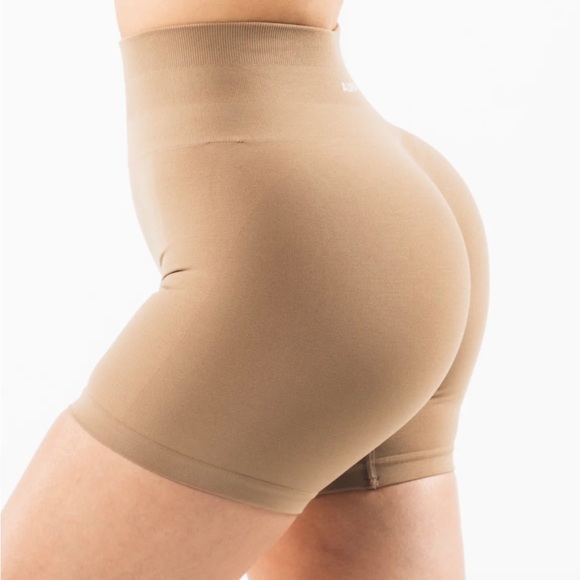 NWT ALPHALETE AMPLIFY 4.5” SHORTS - CHAI (M) - Picture 2 of 5